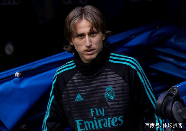 53岁齐达内夜游上海，与大妈踢毽子几分钟融入氛围，展现顶级球商